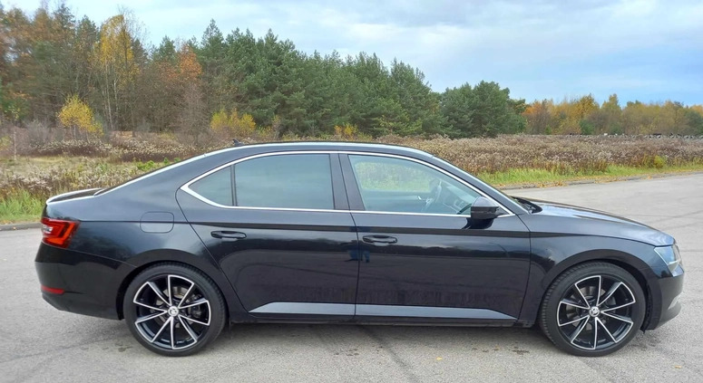 Skoda Superb cena 79900 przebieg: 155500, rok produkcji 2018 z Wołomin małe 379